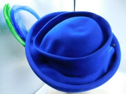 blue hat green feather good bk
